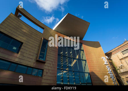 La façade de Colston Hall, haut lieu de la musique de Bristol, sur Colston Street. C'est le hall d'accueil moderne, couverts en laiton. Banque D'Images