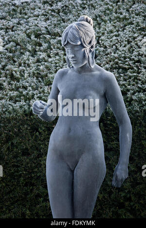 Nymphe dépoli statue en hiver au château de Chirk, Wrexham. Banque D'Images