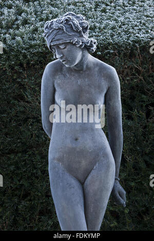 Nymphe dépoli statue en hiver au château de Chirk, Wrexham. Banque D'Images