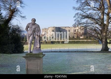 Le front de l'Est et la statue d'Hercule par John Van Nost au château de Chirk, Wrexham. Château de Chirk a été construit entre 1295 et 1310, mais le front de l'Est a été réparé et reconstruit au xviie siècle. Banque D'Images