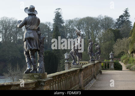 Mener des statues de bergers et bergères sur la terrasse de la Volière en hiver dans le jardin du château de Powis, Welshpool, Powys. Banque D'Images