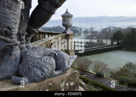 Les pieds d'une statue de plomb d'un berger et un mouton sur la terrasse de la Volière en hiver dans le jardin du château de Powis, Welshpool, Powys. Banque D'Images