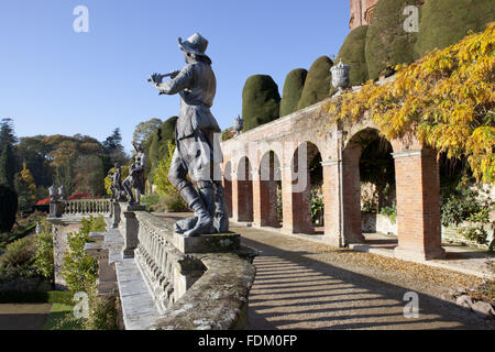 Mener des statues de bergers et bergères sur la terrasse de la volière à l'automne dans le jardin du château de Powis, Welshpool, Powys. Banque D'Images