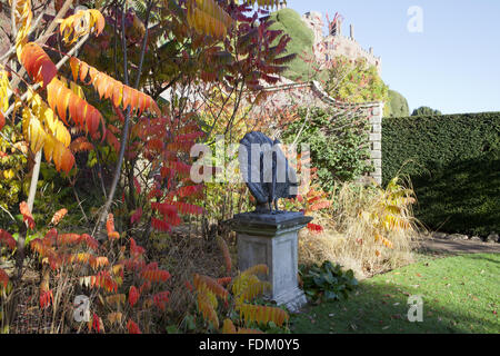 Sculpture de plomb d'un paon en automne dans le jardin du château de Powis, Welshpool, Powys. Banque D'Images