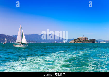 Baie de San Francisco avec l'administration pénitentiaire et des yachts Banque D'Images