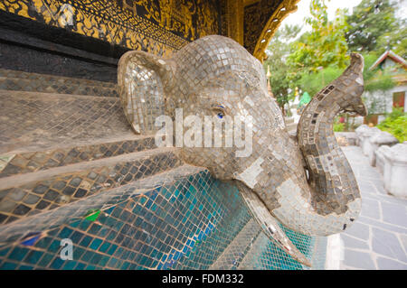 Dans l'éléphant décorées Wat Xieng Thong, Luang Prabang, Laos Banque D'Images