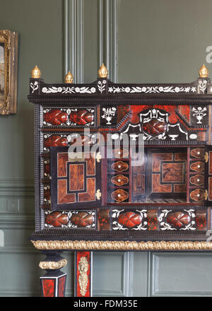 Détail de l'ébène ou l'écaille le cabinet dans le prix de passage, avec détail de marqueterie, à Tredegar House, Newport, Pays de Galles. Le cabinet date d'environ 1740 et est prêté par le Victoria and Albert Museum. Banque D'Images