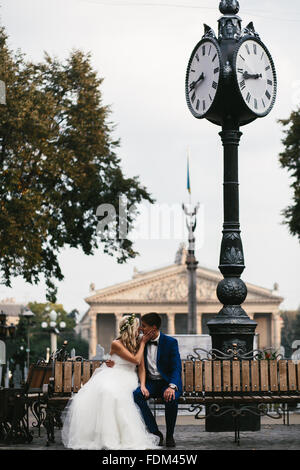 Couple de mariage sur un banc Banque D'Images