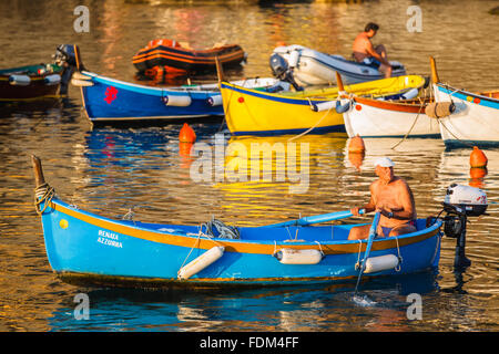 Un pêcheur sur son bateau rentrer au port à Vernazza, Cinque Terre (Cinq Terres), Parc National de Ligurie, Italie. Banque D'Images