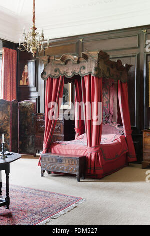 La chambre du Maître à Tredegar House, Newport, Pays de Galles. Le lit qui date d'environ 1720 est prêté par le Victoria and Albert Museum. Banque D'Images