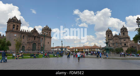 Cuzco, Pérou - 12 septembre 2015 : Société de Jésus et de l'église cathédrale de la Plaza de Armas de Cuzco, Pérou. Banque D'Images