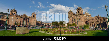 Cuzco, Pérou - 12 septembre 2015 : Société de Jésus et de l'église cathédrale de la Plaza de Armas de Cuzco, Pérou. Banque D'Images