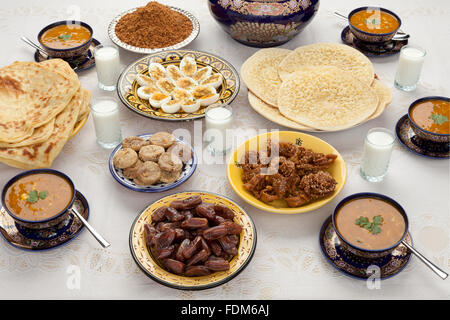 Repas traditionnel Marocain pour l'iftar à l'occasion du Ramadan après le jeûne a été rompu Banque D'Images