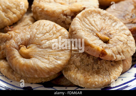 Les figues séchées sur un plat traditionnel Marocain close up Banque D'Images