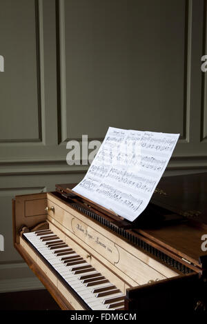 Le clavecin dans le meilleur au Salon Maison de Wordsworth, Cockermouth, Cumbria. Ce clavecin est une reproduction réalisée en 2005 par Richard Deegan, d'un c.1720 manuel unique clavecin. Banque D'Images