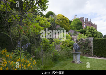 La statue de paon dans le jardin en juillet au château de Powis, Powys, Pays de Galles. Banque D'Images