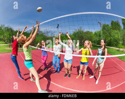 Vue Fisheye d'adolescents jouer au volley-ball Banque D'Images