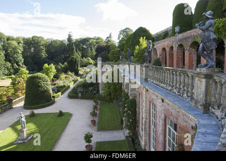 Vue sur la terrasse de l'Orangerie dans le jardin en juillet au château de Powis, Powys, Pays de Galles. Banque D'Images