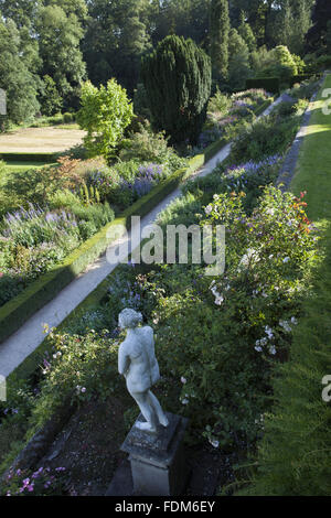 Vue sur la terrasse de l'Orangerie dans le jardin en juillet au château de Powis, Powys, Pays de Galles. Banque D'Images