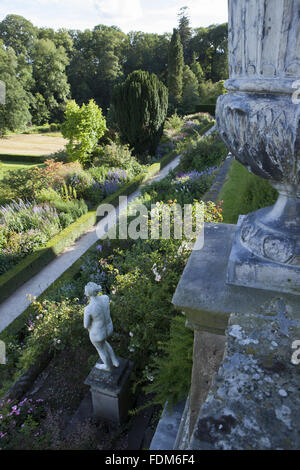 Vue sur la terrasse de l'Orangerie dans le jardin en juillet au château de Powis, Powys, Pays de Galles. Banque D'Images