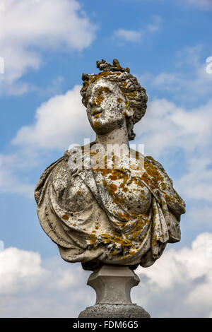 Buste représentant 'Spring' sur la façade sud de Wimpole Hall, Cambridgeshire. Banque D'Images