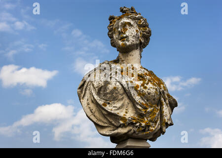 Buste représentant 'Spring' sur la façade sud de Wimpole Hall, Cambridgeshire. Banque D'Images