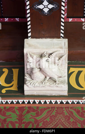 Corbel en pierre sculpté d'un oiseau dans la salle à manger à Knightshayes Court, Devon. Banque D'Images