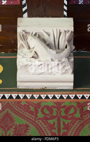 Corbel en pierre sculpté avec un poisson dans la salle à manger à Knightshayes Court, Devon. Banque D'Images