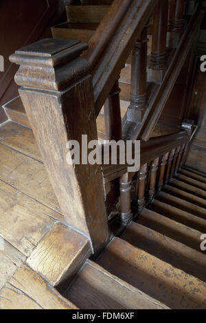 Newel post sur l'escalier entre le rez-de-chaussée et au premier étage de la Maison du Québec, Westerham, dans le Kent. La Maison du Québec a été la maison d'enfance du général James Wolfe. Banque D'Images