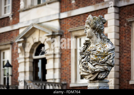 Buste représentant 'Fortune' sur la façade sud de Wimpole Hall, Cambridgeshire. Banque D'Images