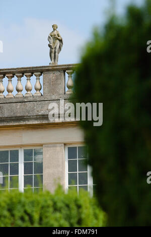 Statue sur la balustrade de l'Orangerie à Belton House, Lincolnshire. L'Orangerie a été conçu par Wyatville et construit en 1819, mais la série de statues sur la balustrade a été ajouté en 1890. Banque D'Images