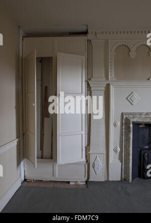 L'armoire travaux en cours dans la chambre à coucher à la maison du Québec, Westerham, dans le Kent. La Maison du Québec a été la maison d'enfance du général James Wolfe. Banque D'Images