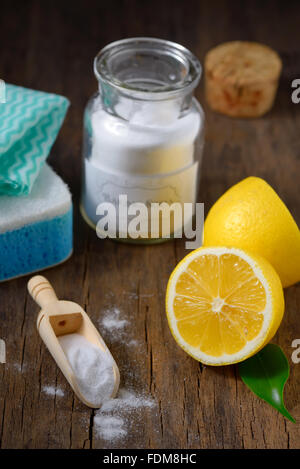 Outils de nettoyage naturel de citron et de bicarbonate de sodium pour le ménage Banque D'Images