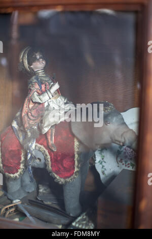 Éléphant jouet à l'intérieur d'un cabinet dans l'ancienne école Prix, actuellement utilisé comme pièce de stockage, à Dunham Massey, Cheshire. Banque D'Images