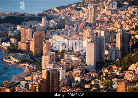 Vue panoramique de la Principauté de Monaco dans le lever du soleil la lumière Banque D'Images