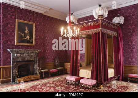 Les chambres de l'État qui date de 1685 dans la chambre de la reine Anne à Dunham Massey, Cheshire. Le lit a connu une longue période de restauration. Les plumes sont faites de plumes d'autruche et Heron. Banque D'Images