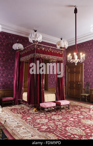 Les chambres de l'État qui date de 1685 dans la chambre de la reine Anne à Dunham Massey, Cheshire. Le lit a connu une longue période de restauration. Les plumes sont faites de plumes d'autruche et Heron. Banque D'Images