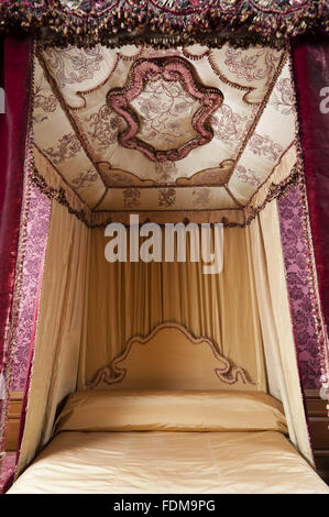 L'appareil de l'état lit dans la chambre de la reine Anne à Dunham Massey, Cheshire. Le lit date de 1685 et le lit a connu une longue période de restauration. Banque D'Images