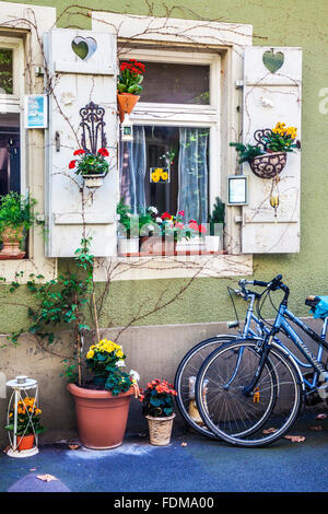 Des vélos aux étudiants dans l'Altstadt quart de la ville universitaire de Heidelberg. Banque D'Images