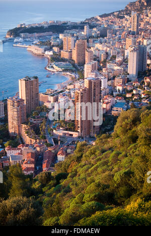 Vue panoramique de la Principauté de Monaco dans le lever du soleil la lumière Banque D'Images