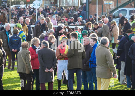 Les gens debout dans les enclos à fakenham races, North Norfolk, Angleterre Banque D'Images