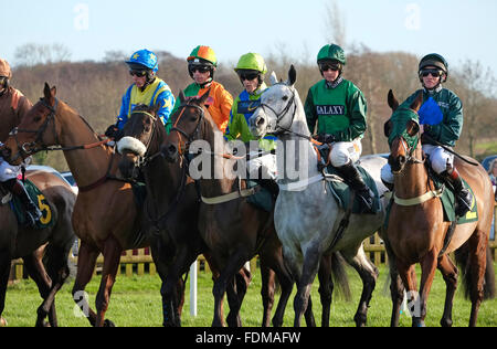 Chevaux de course prêt à fonctionner à fakenham races, North Norfolk, Angleterre Banque D'Images