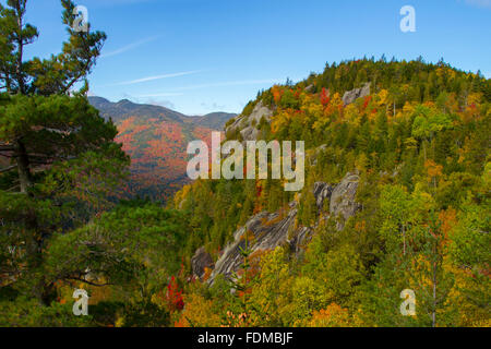 Une vue sur le feuillage d'automne et les montagnes de l'un des sentiers du 46 hauts sommets des Adirondacks dans l'état de New York. Banque D'Images