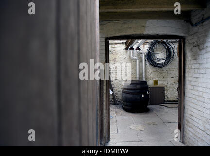 À la recherche dans le Brew House à Tyntesfield, Somerset. Banque D'Images