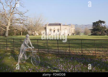 Sculpture fil de la Dame et la location par Derek Kinzett dans le parc au printemps à l'abbaye de Lacock, Wiltshire. Banque D'Images
