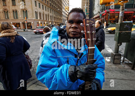 Australian Aboriginal blind, chanteuse et compositrice Geoffrey Gurrumul Yunupingu à New York City avant un spectacle. Banque D'Images