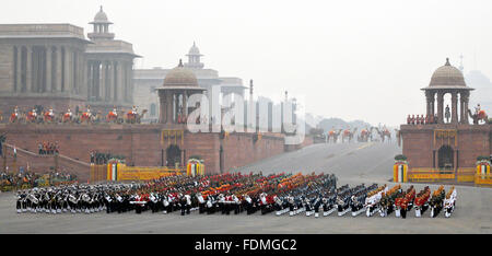 Les musiques militaires indiens mars lors de la cérémonie annuelle de battre en retraite à l'Raisina Hills menant à Rashtrapati Bhavan, 29 janvier 2016 à New Delhi, en Inde. Banque D'Images