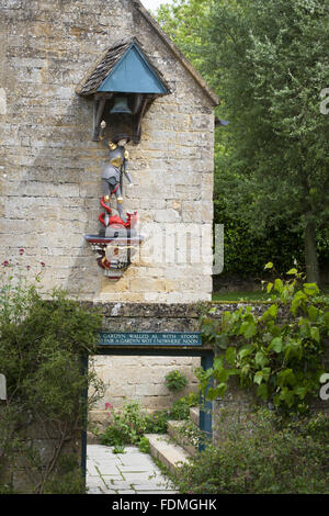 Statue de St George et le Dragon à Snowshill Manor and Garden, Gloucestershire. Banque D'Images