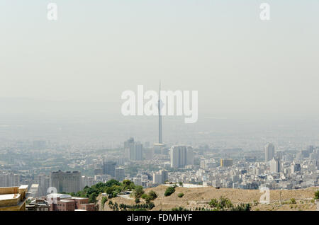 Paysage de Téhéran typique couverte par le smog et la pollution. Vue de la tour Milad, nord ouest et au sud de Téhéran. Banque D'Images