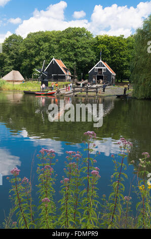 ARNHEM, Pays-Bas - 26 juillet 2015 : pas de touristes dans les Pays-Bas Open Air Museum. Le musée montre l'histoire néerlandaise fro Banque D'Images